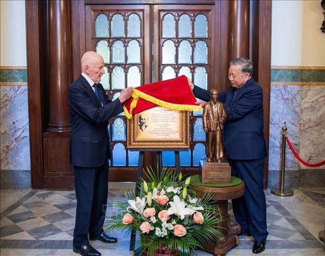 Le secrétaire général Tô Lâm remet la plaque à l’ancien roi Siméon de Saxe-Cobourg-Gotha. Photo : VNA simeon-saxe-coburg-gotha.jpg