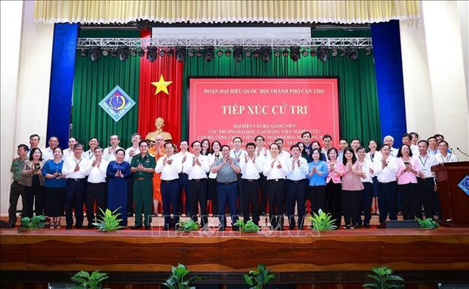 Le Premier ministre Pham Minh Chinh et les délégués lors de l’événement. Photo : VNA pham-minh-chinh-can-tho.jpg