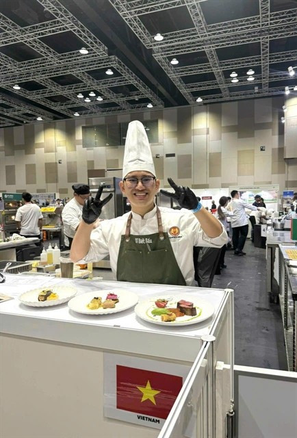 Le chef vietnamien Trinh Tuân Dung avec son plat gagnant, le Saigon Jazz. Photo: gracieuseté du chef Tuân Dung trinh-tuan-dung.png