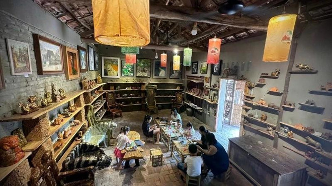 L’espace créatif Phat Studio attire les touristes grâce à des œuvres artistiques imprégnées de l’esprit rural vietnamien. Photo : NDEL phat-studio.jpg