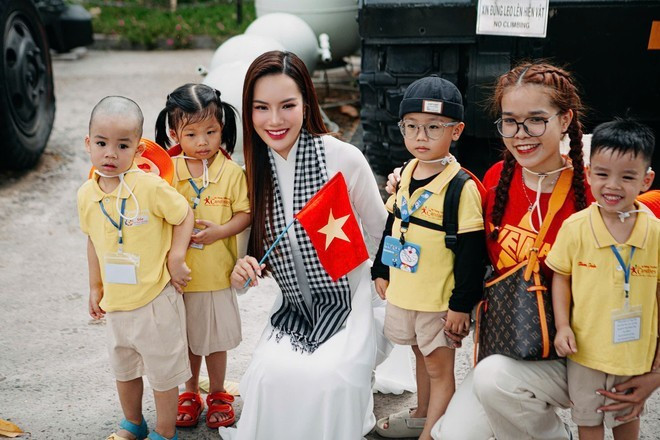 Des enfants visitent le Palais de la Réunification, à Hô Chi Minh-Ville. Photo : VietnamPlus jeunes-visiteurs.jpg