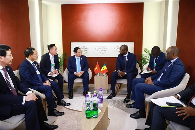 Vue de la rencontre entre le Premier ministre Pham Minh Chinh (à gauche) et le Premier ministre sénégalais Ousmane Sonko, à Tianjin, le 25 juin. Photo : VNA pham-minh-chinh-ousmane-sonko-vna.jpg