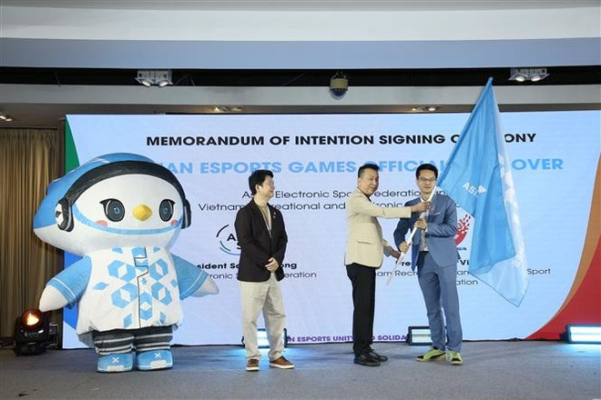 Le président de l'AESF, Santi Lothong, remet le drapeau des Jeux au président de la VIRESA, Dô Viêt Hung dont le pays est hôte de la 2ᵉ édition des Jeux asiatiques d’e-sport (AEG) en 2026. Photo : VNA santi-lothong.jpg