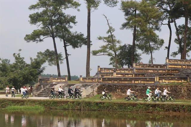 Des touristes font du vélo autour du tombeau de Gia Long. Photo: VNA visite-hue-a-velo.jpg