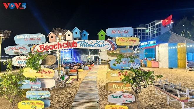 La plage de Thiên Câm s’anime et s’illumine à la tombée de la nuit. Photo: VOV la-plage-de-thien-cam-sanime-et-sillumine-a-la-tombee-de-la-nuit.jpg