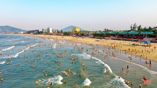 Des touristes se baignent sur la plage de Thiên Câm. Photo : baohatinh.vn la-plage-thien-cam.jpg