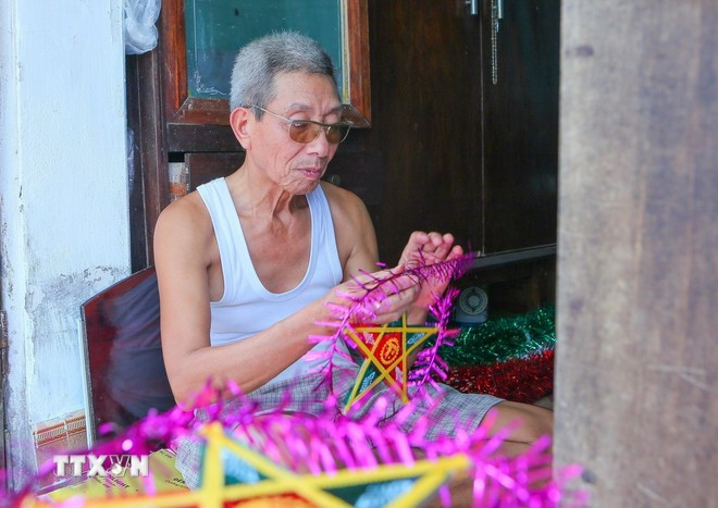 À 65 ans, Bui Van Huân continue de fabriquer des lanternes étoilées traditionnelles. Photo: VNA bui-van-huan.jpg
