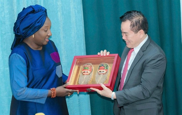 Pham Quang Long, chef de la délégation vietnamienne de vovinam et président de l’Institut des sciences de la formation aux arts martiaux vietnamiens, rencontre la ministre Khady Diene Gaye et lui remet des cadeaux. Photo: baovanhoa.vn pham-quang-long.png