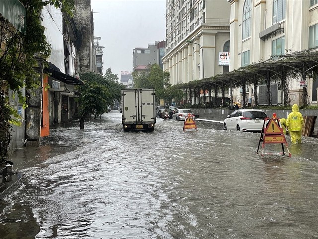 L’eau est montée au-dessus de la moitié des roues dans la rue Mac Thi Buoi, dans l’arrondissement de Hai Bà Trung. Photo: VNA mac-thi-buoi.jpg