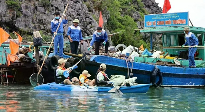 Après la collecte, les déchets sont rassemblés et transférés dans le camion poubelle spécialisé du comité de la gestion de la baie. Photo : baoquocte.vn collecte-de-dechets-lan-ha.jpg