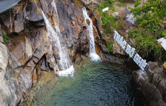 Les touristes adorent se baigner dans l’eau fraîche et profiter de l’espace pur de la cascade. Photo: CTV bo-nghe-ctv.jpg