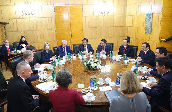 Lors des entretiens entre le Premier ministre vietnamien Pham Minh Chinh et son homologue polonais Donald Tusk, à Varsovie, en Pologne, le 16 janvier. Photo: VNA entretiens-pham-minh-chinh-et-donald-tusk.jpg