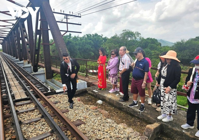 Les touristes visitent le pont Luât Lê. Photo: VOV luat-le.jpg