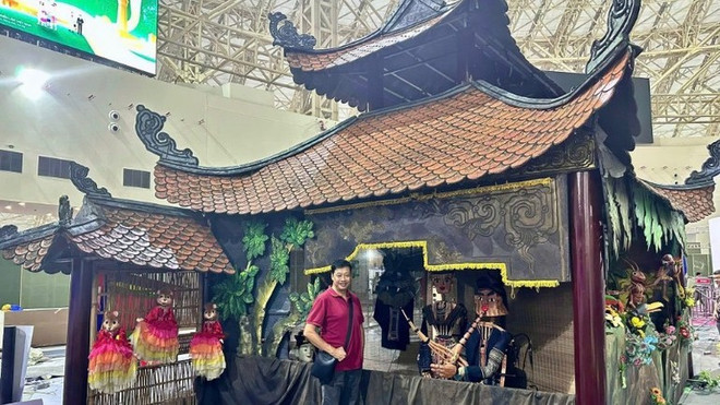 L’Artiste émérite Nguyên Tiên Dung, directeur du Théâtre national des marionnettes du Vietnam, veille personnellement à la qualité des expositions et des représentations tout au long de l’événement. Photo: NDEL nguyen-tien-dung.jpg