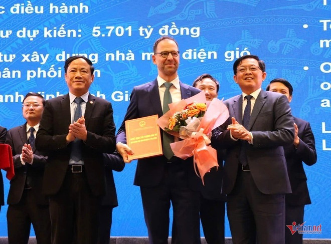 Lors de la remise du certificat d'investissement. Photo: Vietnamnet nexif-ratch-energy.jpg