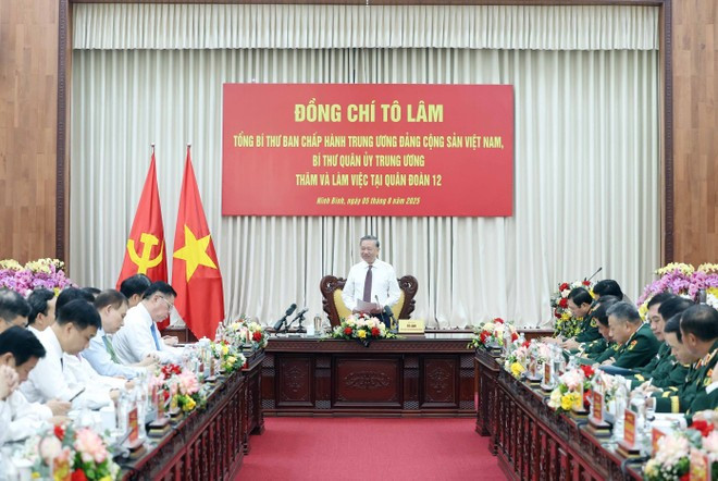 Le secrétaire général du Parti, Tô Lâm, s’exprime lors d’une séance de travail avec le 12e corps d’armée, à Ninh Binh, le 5 août. Photo : VNA to-lam-12e-corps-darmee-vna.jpg