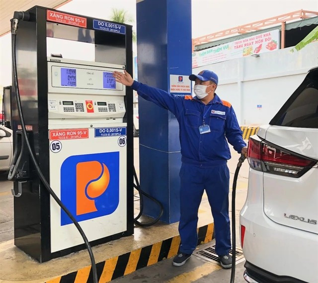 Station-service Petrolimex Saigon vendant de l'essence Euro 5 RON 95 (RON 95-V) à Hô Chi Minh-Ville. — Photo: petrolimex.com.vn station-service-petrolimex-saigon.jpg