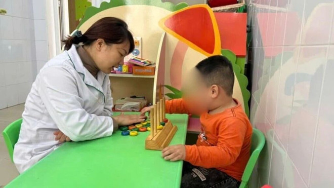 À l’Hôpital central d’acupuncture à Hanoï, des milliers de jeunes patients ont bénéficié ces dernières années d’une synergie inédite entre l’acupuncture et les interventions développementales. Photo : CTV/CVN acupuncture.jpg