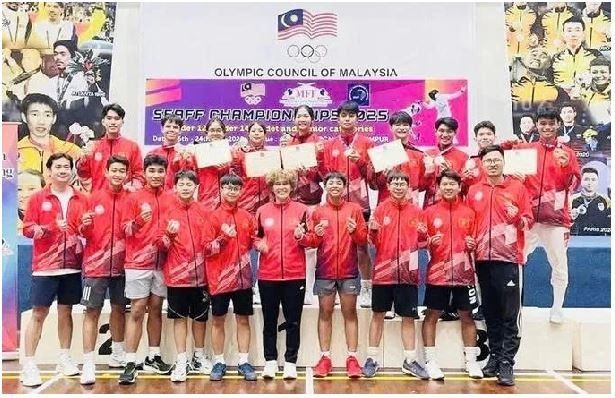 Le Vietnam remporte quatre médailles d'or aux Championnats cadets et juniors de la SEAFF 2025. Photo : équipe d'escrime du Vietnam escrimeurs-vietnamiens.jpg