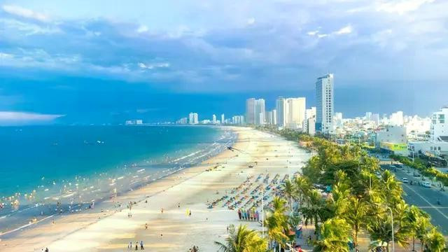 Le 29 avril, Dà Nang a lancé la saison touristique maritime 2025 sous le thème « La danse des vagues bleues». Photo: Internet da-nang-internet.jpg