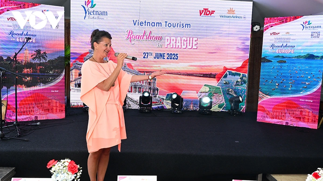 La soprano Jana Ryklova interprète la chanson « Sông quê » en vietnamien. Photo : VOV jana-ryklova.png