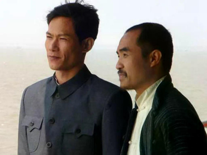 L'acteur Minh Hai (gauche) dans Vuot qua bên Thuong Hai. Photo : DPCC vuot-qua-ben-thuong-hai.jpg