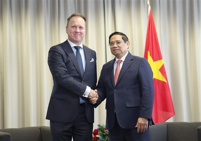 Le Premier ministre Pham Minh Chinh (à droite) et Carlo Lustrissimi, PDG et cofondateur de 5.0 Robotics. Photo : VNA carlo-lustrissimi.jpg