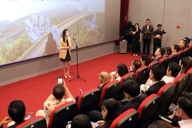 L'actrice et réalisatrice sud-coréenne Moon So Ri échange avec le public au cinéma Lê Đô. Photo : VNA moon-so-ri.jpg