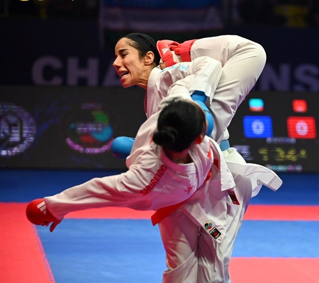 Hoàng Thi My Tâm du Vietnam (ceinture rouge) donne un coup de pied à l’Iranienne Fatemeh Saadati dans la catégorie des 55 kg femmes. Photo : AKF hoang-thi-my-tam.jpg