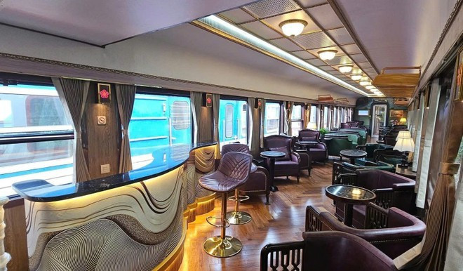 Ce train de luxe promet une expérience unique et mémorable à chaque passager voyageant sur la ligne Hanoi-Hai Phong. Photo : VietnamPlus train-de-luxe.jpg