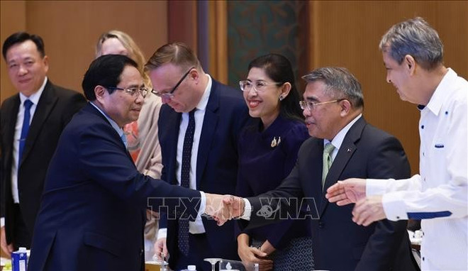 Le Premier ministre Pham Minh Chinh avec les délégués lors de la cérémonie d’annonce de la création du Comité national de l’APEC 2027. Photo : VNA pham-minh-chinh-delegues.jpg