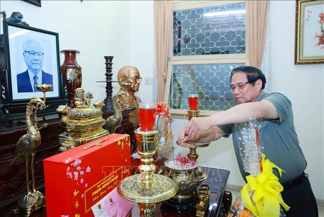 Le Premier ministre Pham Minh Chinh offre de l’encens à la mémoire de l’ancien Premier ministre Vo Van Kiêt. Photo: VNA pham-minh-chinh-vo-van-kiet.jpg