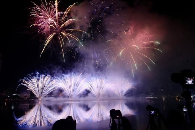 Feux d’artifice au-dessus du fleuve Hàn pendant la performance de l’équipe de Dà Nang. L’organisateur et tenant du titre, JoHo Pyro Professional Fireworks AB (Finlande), a donné le coup d’envoi du festival le 31 mai. Photo : VNA finlande-feux-dartifice.jpg
