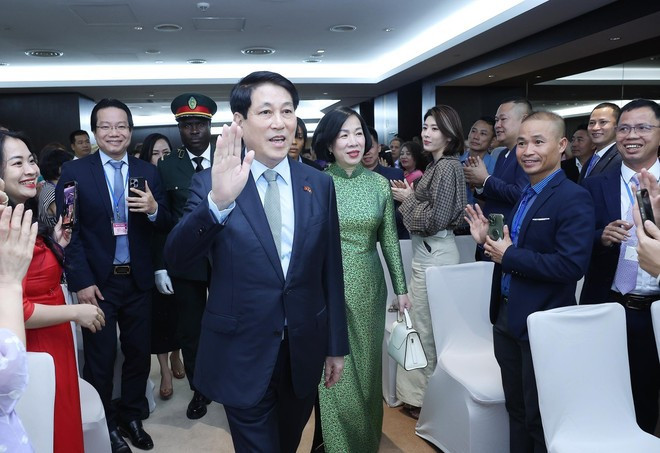 Le président Luong Cuong et son épouse rencontrent le personnel de l'ambassade du Vietnam et des représentants de la communauté vietnamienne en Angola, le 7 août. Photo : VNA luong-cuong-ambassade-du-vietnam-en-angola.jpg