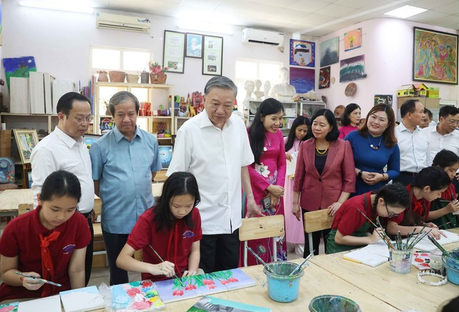 Le secrétaire général du Parti, Tô Lâm, visite la Maison des arts pour les élèves malvoyants de l’école secondaire Nguyên Dinh Chiêu. Photo : VNA to-lam-vna.jpg
