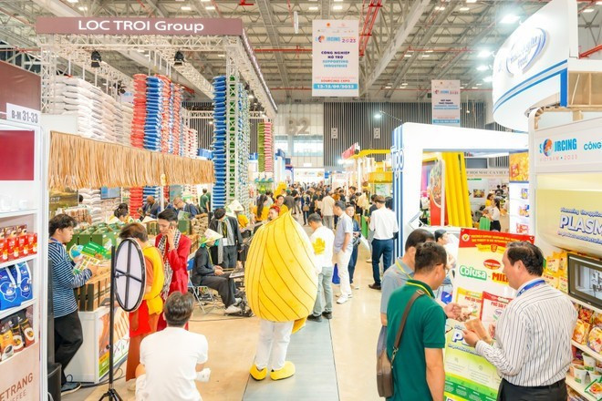 Les entreprises vietnamiennes participent à des salons internationaux pour élargir leurs marchés d’exportation. Photo : VietnamPlus salons-internationaux.jpg