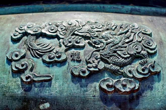 L’image du dragon est sculptée sur de nombreux objets royaux des palais des Nguyên. Photo : VNP objets-royaux.jpg