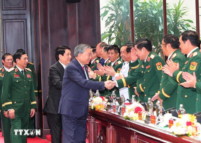 Le secrétaire général du Parti, Tô Lâm avec les délégues au 12e Congrès du Comité du Parti pour l’armée pour le mandat 2025-2030. Photo : VNA to-lam-delegues.jpg