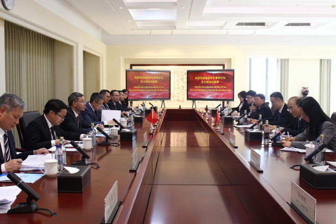 Lors de l'entretien entre l’auditeur général d’État du Vietnam, Ngô Van Tuân et son homologue chinois Hou Kai Photo: VNA audit-vietnam-chine.jpg