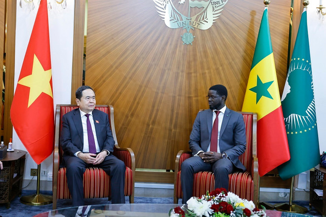 Le président de l’Assemblée nationale, Trân Thanh Mân (à gauche), rencontre le président sénégalais, Bassirou Diomaye Faye. Photo: VNA tran-thanh-man-bassirou-diomaye-faye.jpg