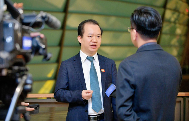 Le prof.associé-Dr Bui Hoài Son, s’entretient avec les journalistes dans les couloirs de l’Assemblée nationale. Photo: NDEL bui-hoai-son.jpg