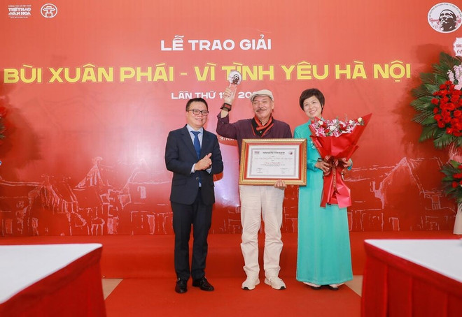 Le compositeur Trân Tiên (centre) a remporté le "Grand prix - Pour l’amour de Hanoi" 2025. Photo : VNA le-compositeur-tran-tien-centre.jpg
