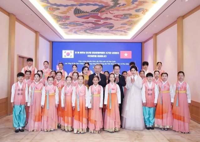 Le secrétaire général du Parti communiste du Vietnam, Tô Lâm et son épouse avec le président Lee Jae Myung et l"épouse de celui-ci posent avec des enfants. Photo: VNA to-lam-en-republique-de-coree.jpg