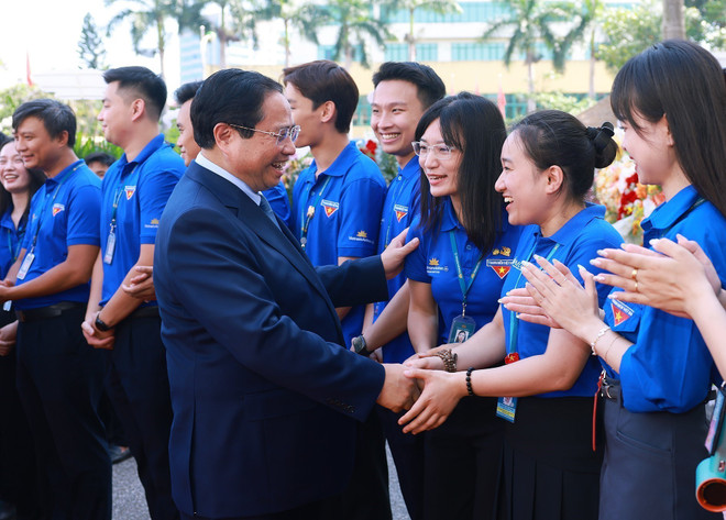 Le Premier ministre Pham Minh Chinh rencontre les jeunes employés de Vietnam Airlines. Photo : VNA pham-minh-chinh-vietnam-airlines-vna.jpg