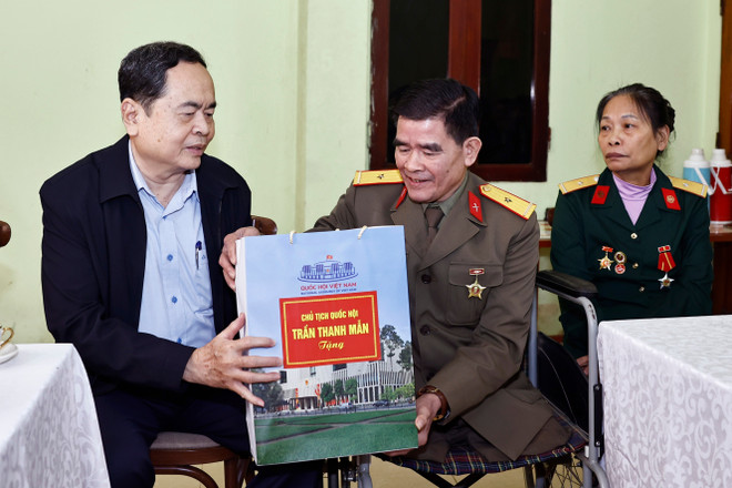 Le président de l'Assemblée nationale, Trân Thanh Mân, rend visite à l'invalide de guerre Nguyên Trong Hung dans la ville de Yên Bai. Photo: VNA tran-thanh-man-a-yen-bai.jpg