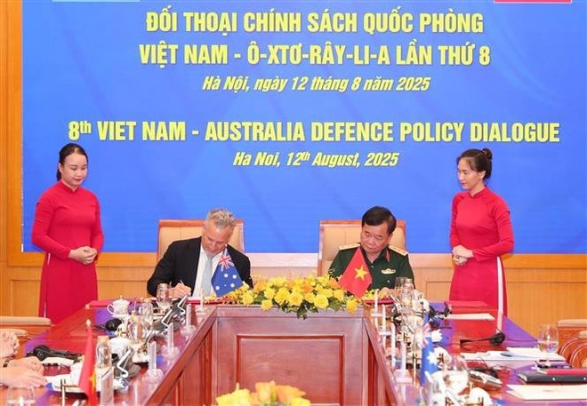 Le vice-ministre vietnamien de la Défense, Hoàng Xuân Chiên, et le secrétaire général adjoint australien de la Défense chargé de la stratégie, de la politique et de l’industrie de défense, Hugh Jeffrey, signent le Plan de coopération en matière de défense entre le Vietnam et l’Australie pour la période 2025-2027. Photo : VNA hoang-xuan-chien-hugh-jeffrey.jpg
