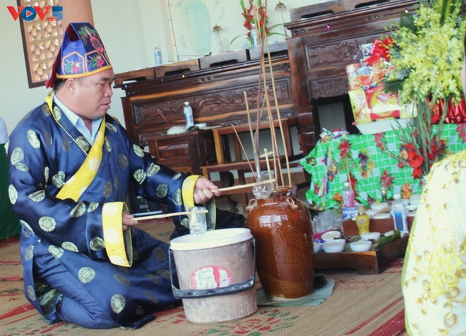 Un maître des rituels. Photo: VOV maitre-des-rituels.jpg
