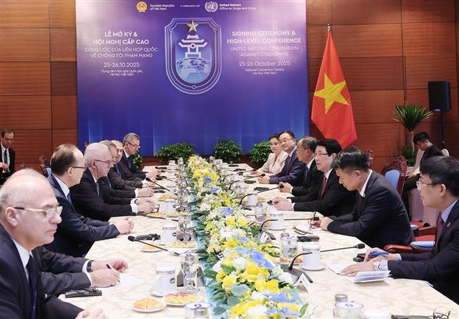 Le président Luong Cuong recevant le procureur général de la Fédération de Russie, Alexander Gutsan, à Hanoi, le 25 octobre. Photo : VNA luong-cuong-vna.jpg
