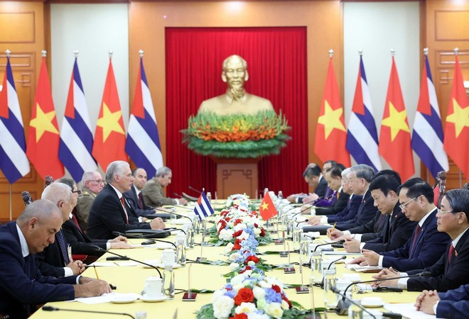 Lors de l’entretien entre le secrétaire général du Comité central du PCV, Tô Lâm, et le premier secrétaire du Comité central du PCC et président cubain Miguel Díaz-Canel Bermúdez, à Hanoi, le 1er septembre. Photo : VNA entretien.jpg