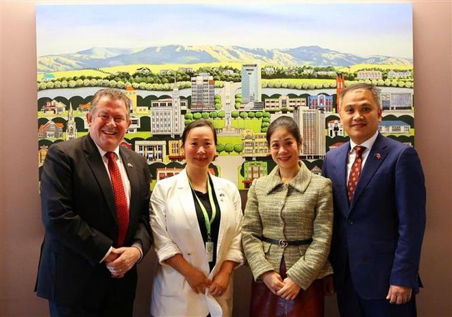 L'ambassadeur Phan Minh Giang (premier, à partir de la droite) et son épouse avec le maire de Palmerston North, Grant Smith, et la responsable des relations extérieures de Palmerston North. Photo : VNA phan-minh-giang.jpg
